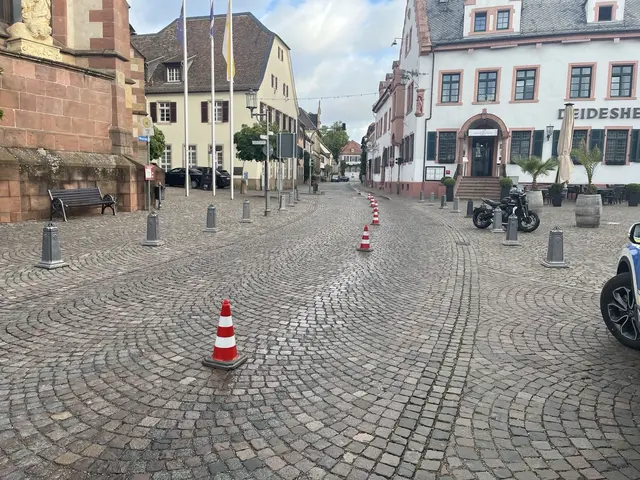 Eine lange Ölspur im Ortskern führte zu zwei Stürzen von Zweiradfahrern. Beide Männer wurden leicht verletzt, der Verursacher ist unbekannt. | Foto: Polizeidirektion Neustadt/Weinstraße