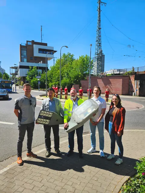 Christopher Müller von der Pfalzwerke Netz AG (v. l.), Beigeordneter Manuel Steinbrenner, Abteilungsleiter Arno Schönau, Florian Merker von der Pfalzwerke Netz AG und Julia Merscher vom Referat Umweltschutz freuen sich über das Projekt | Foto: Stadt KL/gratis