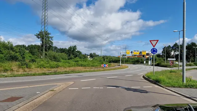 Der junge Mann wollte ersten Erkenntnissen zufolge von der B270 in den Kreisverkehr einfahren. Er überfuhr den Kreisel komplett und kam erst auf der erhöhten Fahrbahn im Grünstreifen zum Stillstand. | Foto: Ralf Vester