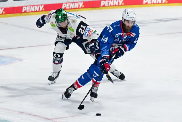 William Worge Kreü (r) ist einer von insgesamt sieben Spieler, die den Vize-Meister Adler Mannheim verlassen werden. (Archivbild) | Foto: Uwe Anspach/dpa