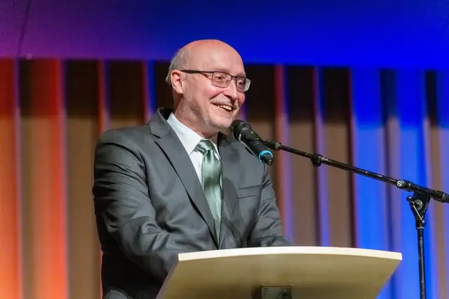 Der katholische Pfarrer Dr. Torsten-Christian Forneck kann im Mai sein Silbernes Priesterjubiläum feiern.  | Foto: Martin Günther