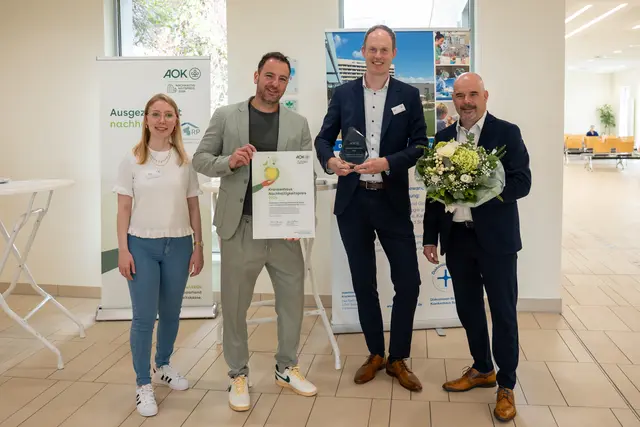 Preisvergabe im Diakonissen-Stiftungs-Krankenhaus Speyer (v.l.n.r.): Diakonissen-Nachhaltigkeitsmanagerin Michelle Reisinger, Alexander Wildberger, Geschäftsführer Stationäre Versorgung AOK, Krankenhaus-Geschäftsführer Jonas Sewing und Martin Faust, Leiter Rehabilitative Versorgung AOK | Foto: Alexander Martin/gratis