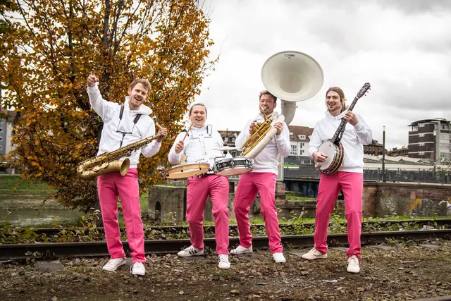 Auf dem Stadtteilfest kommen Familien am Abenteuerspielplatz zusammen und machen bei Aktionen mit.  | Foto: Pink Banda