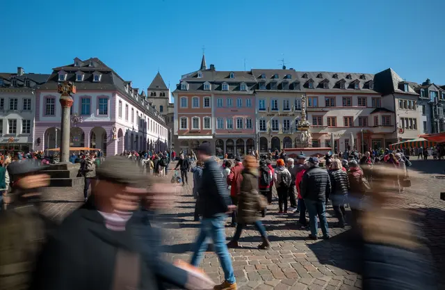 Ein Mann griff in der Trierer Innenstadt zu Messern. (Symbolbild) | Foto: Harald Tittel/dpa