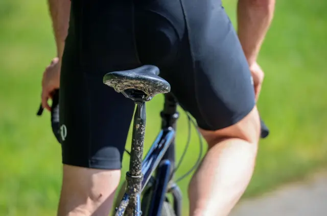 Gepolsterte Radsporthose, passender Sattel und Pflege helfen dabei, dass die Radtour nicht schmerzhaft endet | Foto: dpa
