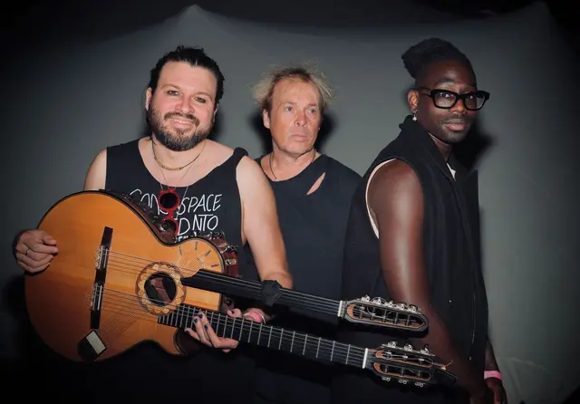 Max Clouth an der Doppelhalsgitarre, Tony Clark und Khadim Seck