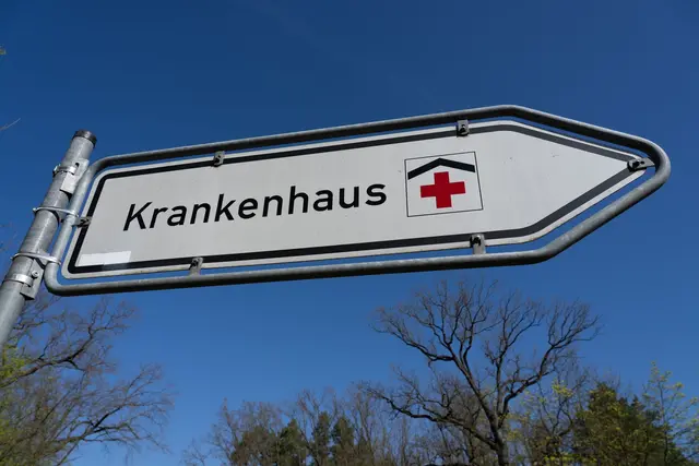 In einem Krankenhaus nimmt die Polizei den Verdächtigen fest. (Symbolbild)  | Foto: Soeren Stache/dpa