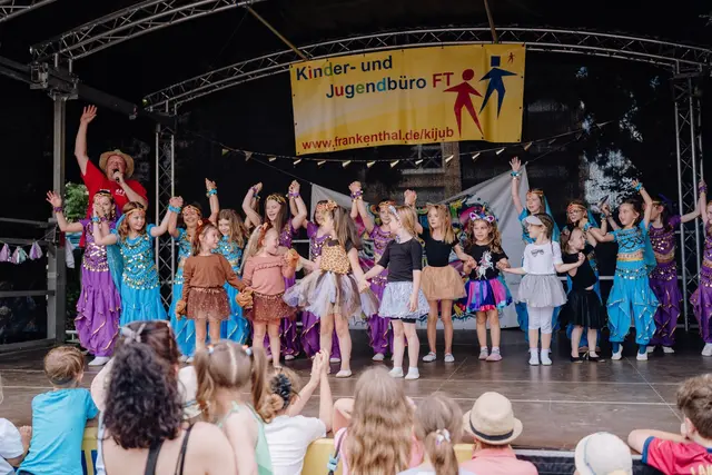Kinder und Jugendliche übernehmen erstmals selbst Moderationsaufgaben auf der Bühne und gestalten damit aktiv das Programm mit.

 | Foto: Wohlgemuth/Stadt Frankenthal