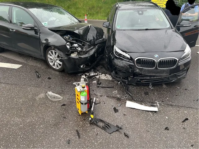 Auf einer Landstraße kam es zu einem Abbiegeunfall. Eine 23-jährige Autofahrerin wurde leicht verletzt, zwei Fahrzeuge mussten abgeschleppt werden. | Foto: Polizeiinspektion Rockenhausen
