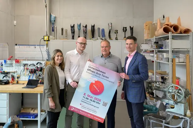 Bei der Vorstellung des Programms von „explore us“ in der Werkstatt der adViva GmbH: Larissa Zaminer, Amt für Wirtschaftsförderung und
Wissenschaft, adViva-Geschäftsführer Daniel Schmidt, Oberbürgermeister Eckart Würzner und Marc Massoth, Leiter Amt für Wirtschaftsförderung und Wissenschaft (v.l.n.r.) | Foto: Stadt Heidelberg/Phillip Rothe