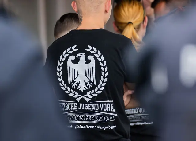 Bei den Durchsuchungen gegen mutmaßliche junge Rechtsextremisten gibt es die meisten Beschuldigten in Nordrhein-Westfalen. (Archivbild)  | Foto: Christoph Soeder/dpa