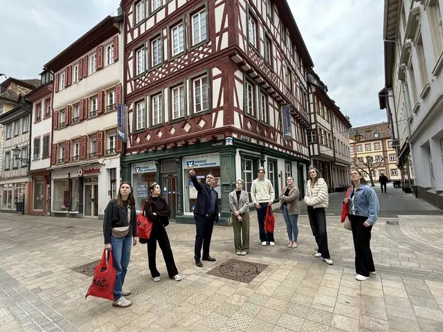 Oberbürgermeister Marc Weigel führte die Weinhoheiten durch die Neustadter Innenstadt und gab Einblicke in Geschichte, Gegenwart und Zukunft der Stadt. | Foto: Stadt Neustadt
