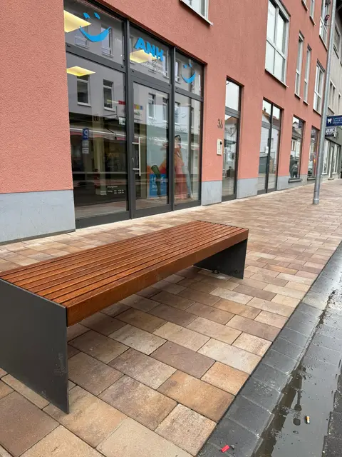 Neue Sitzbank und frisches Pflaster: Die ersten Aufenthaltsbereiche in der Kaiserstraße in Landstuhl sind bereits fertiggestellt. | Foto: Stadt Landstuhl