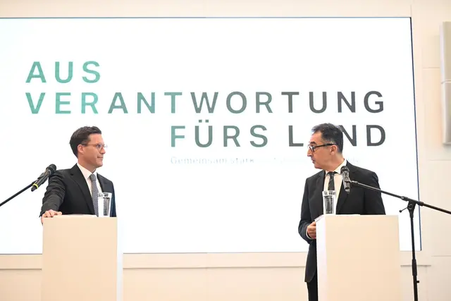 Cem Özdemir (Grüne) und Manuel Hagel (CDU) haben die Inhalte des Koalitionsvertrags vorgestellt.  | Foto: Bernd Weißbrod/dpa