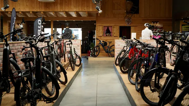 Fahrradladen Ramstein: Das Sortiment reicht von den Themen Gravel bis E-Bike. Der Blick in das Fachgeschäft zeigt die Vielfalt des Angebots. | Foto: Lisa Stecher