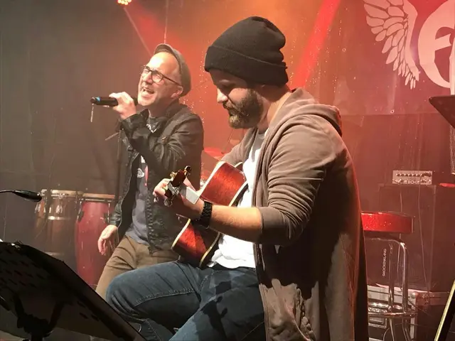 Jürgen Hörig am Mikrofon und Benny Eisel an der Gitarre