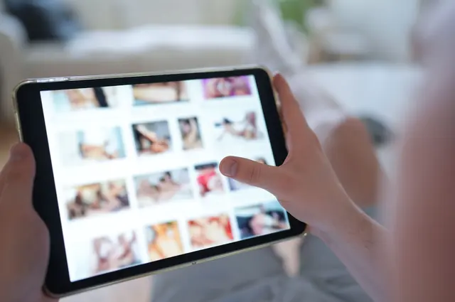 Bei Deepfakes werden mit KI täuschend echt Bild-, Video- oder Tonaufnahmen erzeugt. (Symbolbild) | Foto: Marcus Brandt/dpa