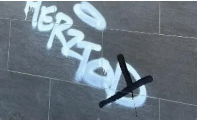 Nach zwei Angriffen auf einen Verkäufer sitzt ein 40-Jähriger in Untersuchungshaft. Die Polizei prüft weitere Taten und sucht Zeugen zu Graffiti mit dem Schriftzug „HERZTOD“. | Foto: Polizeipräsidium Mannheim
