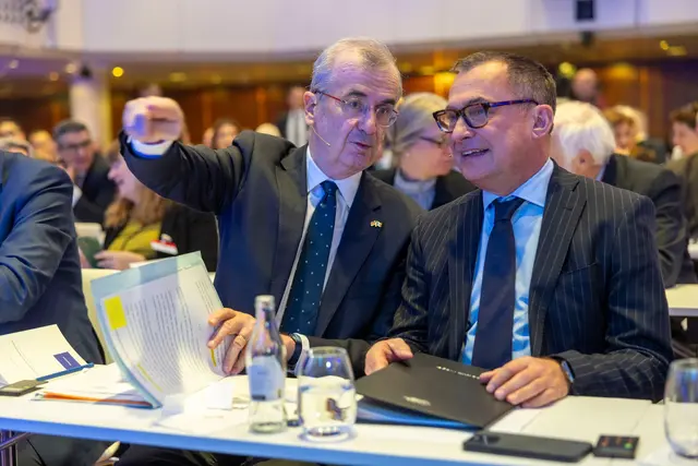 Joachim Nagel (r) und sein französischer Kolleger François Villeroy de Galhau veröffentlichten zahlreiche gemeinsame Gastbeiträge. (Archivbild) | Foto: Helmut Fricke/dpa