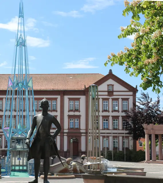 Auf dem Exerzierplatz in Pirmasens treffen sich Menschen bei Musik, Sitzgelegenheiten und Angeboten vom Wochenmarkt. | Foto: Stadt Pirmasens