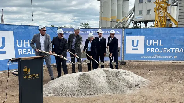 Neustadt bündelt die Generalzolldirektion: Neubau startet mit Spatenstich (v.r.n.l.): Ralf Uhl (Geschäftsführer der Uhl Real Estate GmbH), Marc Weigel (Oberbürgermeister der Stadt Neustadt), Bernhard Adams (Baudezernent der Stadt Neustadt), Pia Wiedemann (Vizepräsidentin der Generalzolldirektion), Daniel Mayer (Projektverantwortlicher der Generalzolldirektion) und Holger Stöckl (Leiter des Baumanagementteams der Bundesanstalt für Immobilienaufgaben (BImA)) | Foto: Tim Zoega/Uhl Real Estate GmbH