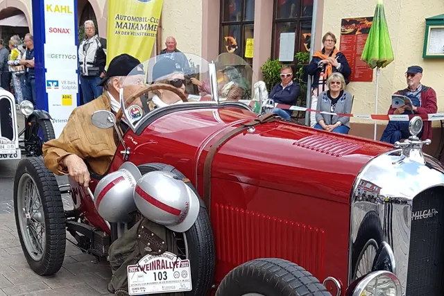 Die Internationale Weinrallye mit zahlreichen Oldtimer-Fahrzeugen zählt zu den Höhepunkten des Maifestes in Maikammer. | Foto: Markus Pacher