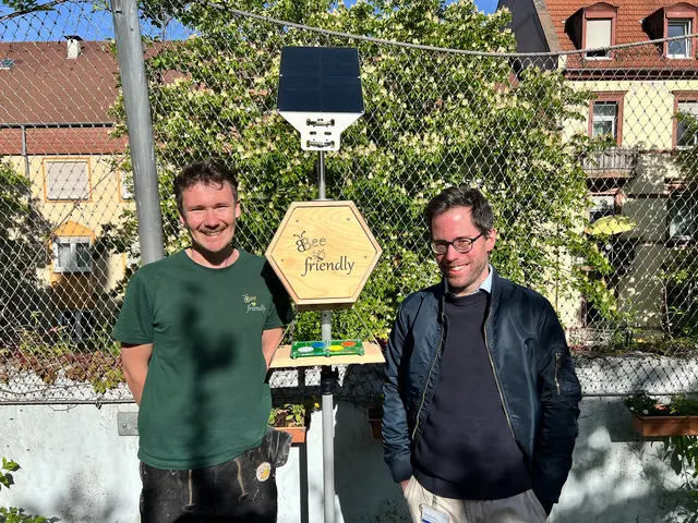 Michael Watson (links), Geschäftsführer von Bee friendly in Wiesloch, und Dr. Malte Zimdahl, Referent des Direktors und Vorstandsvorsitzenden des ZI, bei der Aufstellung des Insectors auf dem Dachgarten des Therapiegebäudes in J5 in Mannheim. | Foto: ZI