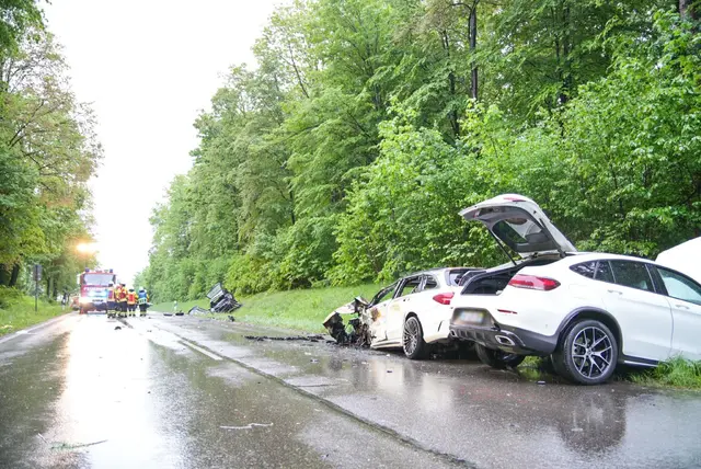 Drei Fahrzeuge waren an dem Unfall beteiligt.  | Foto: Kaczor/SDMG/dpa