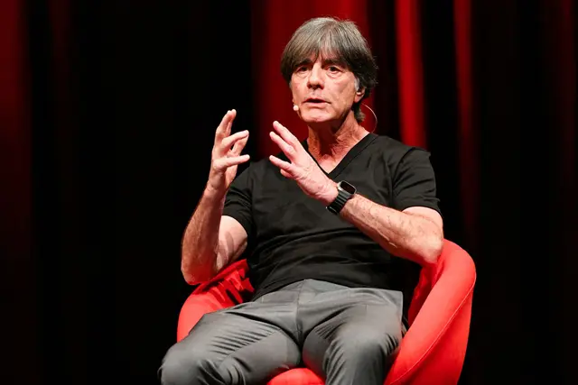Jogi Löw sieht klare Defizite bei der Deutschen Mannschaft. | Foto: Uwe Anspach/dpa