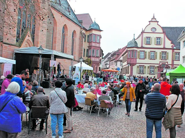 Verkaufsoffener Sonntag Bad Bergzabern 2026: Beim Sonntagseinkauf in Bad Bergzabern verbinden sich geöffnete Geschäfte, die Stimmung beim Bauernmarkt und das besondere Flair der Kurstadt. | Foto: Stefan Endlich (2021)
