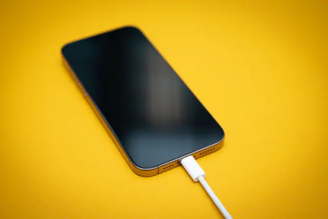 iPhone startet nicht? Reagiert ein vollständig entladenes iPhone 17 oder iPhone Air nicht mehr auf den Ladestrom aus einem USB-C-Ladekabel, ist drahtloses Laden angesagt. | Foto: dpa