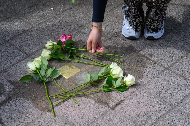 Zum Gedenken an die NS-Opfer legte die Klasse Blumen nieder. (Symbolbild) | Foto: Klaus-Dietmar Gabbert/dpa