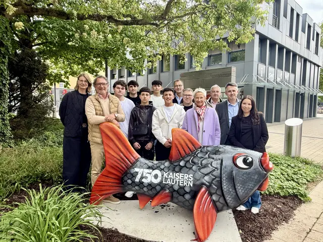 750 Jahre Kaiserslautern: Oberbürgermeisterin Beate Kimmel (Vierte von rechts) freut sich gemeinsam mit den Schülern der BBS I und allen anderen Beteiligten über den ersten Fisch aus der Reihe 'fishingforfantasy' | Foto: Stadt KL/gratis