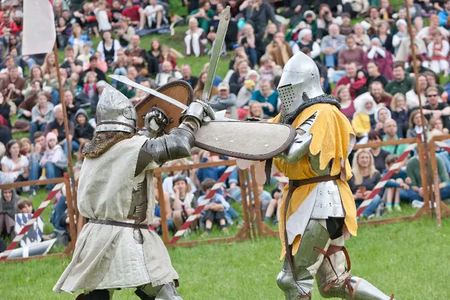 Mittelalterliches Spectaculum zu Worms: Hier bestreiten zwei Männer ein Vollkontaktturnier.  | Foto: B. Bertram