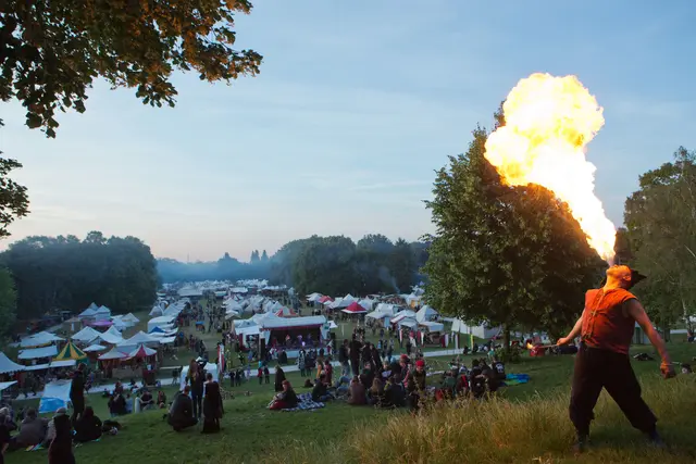 Feuer zu speien, auch das war eine Tätigkeit, die zum Mittelalter dazu gehörte - hier passend untermalt vom Panorama der Abenddämmerung. | Foto: BBertram