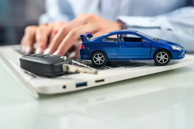 Wenn nach einem Unfall die Reparatur teurer wird als gedacht, liegt das oft an gekürzten Werkstattpositionen durch die gegnerische Kfz-Haftpflichtversicherung. | Foto: RomanR/stock.adobe.com