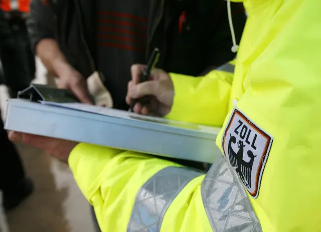 Bei einer bundesweiten Schwerpunktprüfung kontrollierte der Zoll auch Paketdienstleister in der Region Karlsruhe. Rund 100 Einsatzkräfte waren im Einsatz, um Schwarzarbeit und illegale Beschäftigung aufzudecken. | Foto: Hauptzollamt Karlsruhe