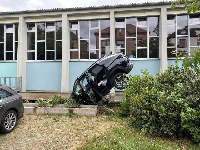 Unfall Landau: Die 72-Jährige hatte vermutlich versehentlich aufs Gaspedal statt auf die Bremse getreten | Foto: Polizei Landau