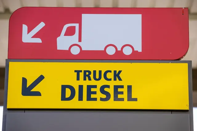 Die Diebe zapften 500 Liter Diesel aus dem Lastwagen ab. (Symbolbild) | Foto: Jens Büttner/dpa-Zentralbild/dpa
