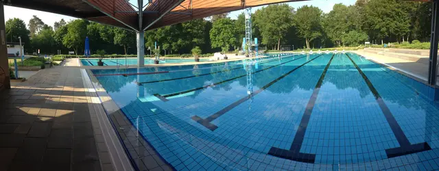 Beim Flutlichtschwimmen im Waldfreibad Rodenbach entsteht in den Sommerferien eine besondere Atmosphäre bis in die späten Abendstunden | Foto: VG Weilerbach/gratis
