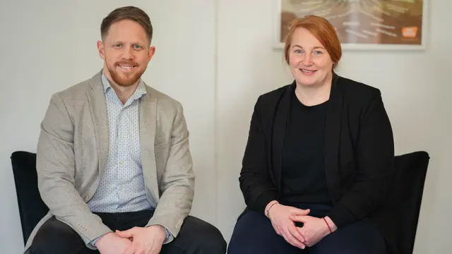 Harald Glööckler: Ein Gespräch über Kindheitserfahrungen und ihre langfristige Wirkung auf Nähe, Vertrauen und Beziehungen. | Foto: Das Relationship Jonathan Makkonen und Janine Förster Coaching GbR