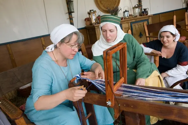 Die Frauen waren früher schon als Handwerkerinnen fleißig und haben Kleidung und vieles mehr selbst hergestellt.  | Foto: Bernward Bertram