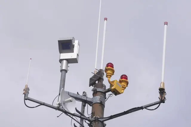 Webcams senden Bilder durchgehend oder in regelmäßigen Abständen ins Internet.  | Foto: Thomas Frey/dpa