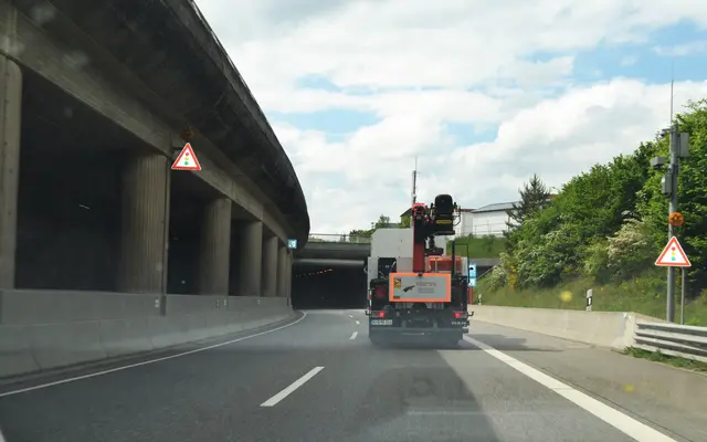 Ende Mai ist die B10 im Bereich des Fehrbachtunnels wegen Reinigungsarbeiten gesperrt. | Foto: Frank Schäfer
