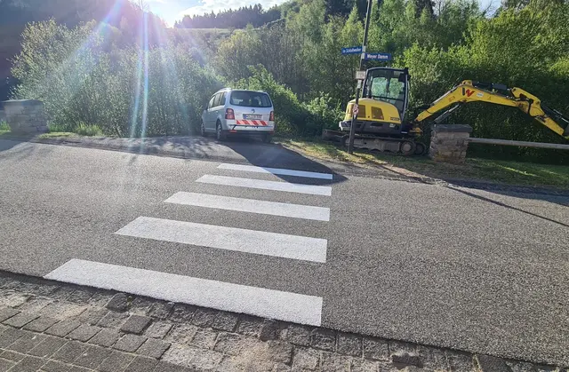 Unbekannte haben einen täuschend echten Zebrastreifen auf die Straße gemalt. Die Polizei warnt vor erheblichen Gefahren für den Verkehr und sucht Zeugen. | Foto: Polizeidirektion Trier