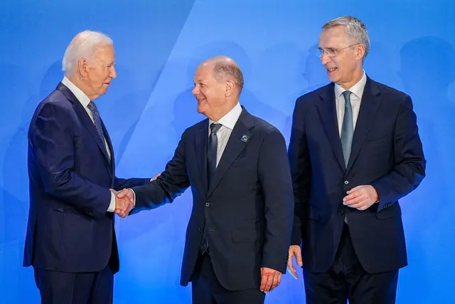 Biden (l) und Scholz (M) sprachen 2024 am Rande des Nato-Gipfels in Washington über die geplante Stationierung - hier mit dem damaligen Nato-Chef Stoltenberg (r). (Archivbild) | Foto: Kay Nietfeld/dpa