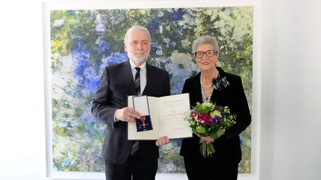 Staatssekretär Jürgen Hardeck überreichte Karin Kolb die Auszeichnung im Namen von Bundespräsident Frank-Walter Steinmeier | Foto: MFFKI/gratis