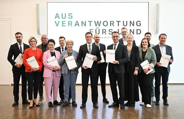 Viele davon sollen nun ein Ministerium bekommen: Die Kernverhandler bei der Präsentation des Koalitionsvertrags. | Foto: Bernd Weißbrod/dpa