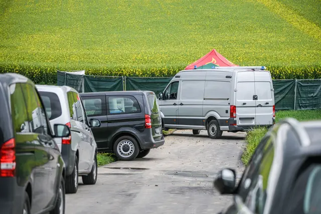 Die Leiche der Frau wurde in einem Auto auf einem Feldweg entdeckt. (Archivbild) | Foto: Jason Tschepljakow/dpa