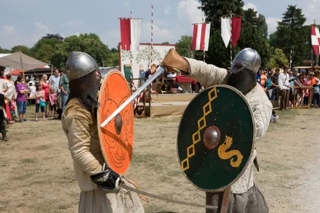 Mittelalterliches Spectaculum zu Worms - Auch kämpfende Ritter sah man öfters im Mittelalter.  | Foto: BBertram